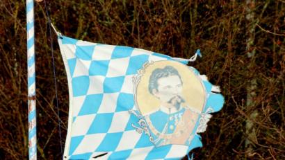 Bild: bkr
Nicht mehr viel und der Wind verpasst König Ludwig II. eine "Föhnfrisur".