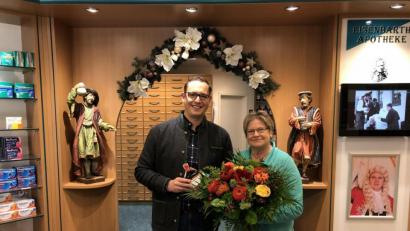Bild: slu
Mit einem Blumenstrauß machte der neue Besitzer der Eisenbarth-Apotheke, Stefan G. Weidinger, zur Übergabe der Apotheke bei seiner Vorgängerin Rita Foißner seine Aufwartung.
