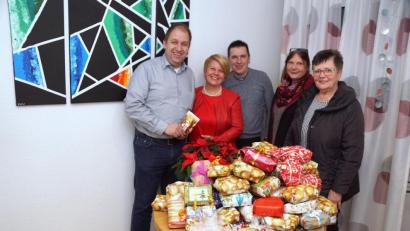 Bild: bkr
Ein Tisch voller Brotzeitdosen. Für jedes Kind im SOS-Kinderdorf eine. Die Tupperberaterinnen haben sie gespendet. Dazu noch 1040 Euro aus einer Aktion: (von links) Dorfleiter Holger Hassel, Sabine Deyerling mit Ehemann Jürgen, Beraterin Anette David aus Bayreuth und Maria Veigl.
