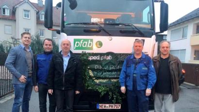 Bild: exb
Abholung mit einem 40-Tonner mitten in Weiherhammer am letzten Arbeitstag. Von links: Florian Groche, Dieter Schönl (TÜV Weiden), Robert Betz, Erwin Graf, Werner Schmidt