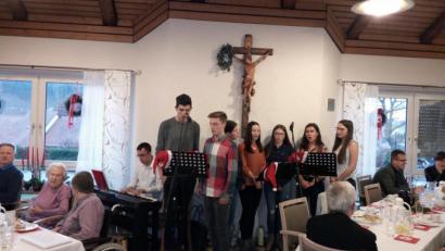 Bild: bgm
Schüler aus der Q12 des Gymnasiums gestalten mit Bewohnern und ehrenamtlichen Helfern eine Adventsfeier im Alten- und Pflegeheim St. Martin.