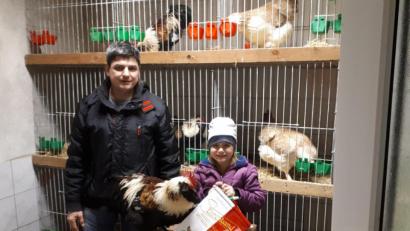 Bild: ct
Stefan Weiß mit Tochter und Jungzüchterin Johanna und dem Junghahn "Fritz", der der Beste in seiner Klasse war.