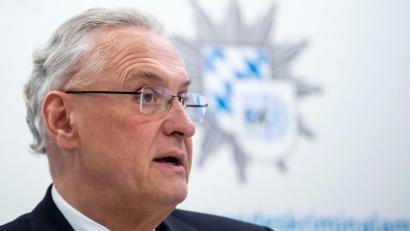 Bild: Sven Hoppe/dpa
Joachim Herrmann (CSU), Innenminister von Bayern, nimmt im bayerischen Landeskriminalamt an einer Pressekonferenz teil. Das organisierte Verbrechen hat in Bayern 2018 einen Schaden von mindestens 169 Millionen Euro verursacht.