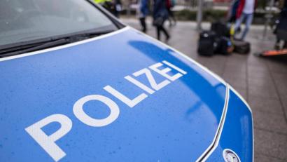 Bild: Patrick Seeger
Ein Fahrzeug der Bundespolizei steht am Hauptbahnhof in der Nähe der Gleise. Foto: Patrick Seeger/dpa/Archivbild