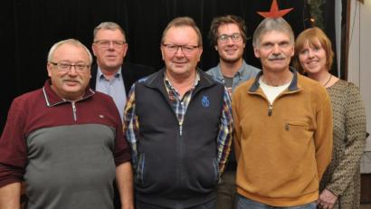 Bild: dob
Die Maschinisten Erwin Balk, Johann Hartinger sowie die Vorarbeiter Konstantin Lippert und Fred Götz (von links) werden von Geschäftsführer Jochen Schmidt (Zweiter von links) und seiner Ehefrau Klaudia (rechts) bei der Weihnachtsfeier für die Treue zum Betrieb ausgezeichnet.