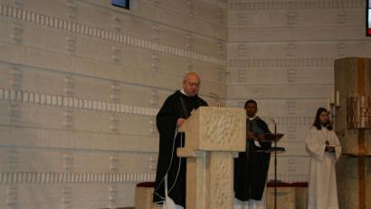 Bild: gpa
Zum Trauergottesdienst für Theres Nagy stehen Pfarrer Dr. Augustin Lobo (rechts) und Ruhestandspfarrer Helmut Süß, ein Verwandter der Verstorbenen, gemeinsam am Altar. Süß hielt auch die Predigt.