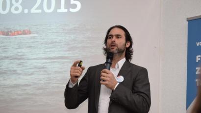 Bild: bnr
Michael Buschheuer, der Gründer der Seenotrettung "Sea-Eye", berichtete am Beruflichen Schulzentrum von seinen Erlebnissen bei der Rettung von Flüchtlingen aus dem Mittelmeer. Schonungslos blickte er dabei hinter die Kulissen.