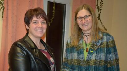Bild: jr
Hoffnungsvoll starten Pechbrunns Bürgermeisterkandidatin Ute Döhler (rechts) und Landratskandidatin Anna Toman in den Kommunalwahlkampf. Beide wollen die Gunst der Stunde für ihre Bewerbung nutzen.