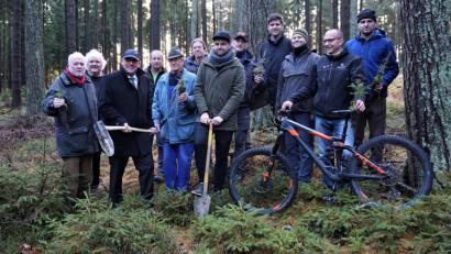 Bild: Simon Tangerding/exb
Albrecht Schläger von der Schutzgemeinschaft Deutscher Wald (SDW), Revierförster Roland Blumenthaler, OB Oliver Weigel (von links), Gerald Hoch von der Stadt (Sechster von links), der Marktredwitzer Cube-Store-Leiter Fabian Purucker (mit Spaten) und SDW-Landesgeschäftsführer Simon Tangerding (Vierter von rechts) pflanzten mit Holzrechtlern und Cube-Mitarbeitern einige Tannen.