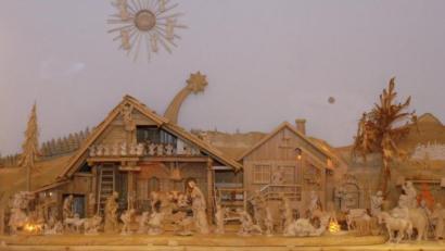 Bild: do
Die Krippenlandschaft von Anton Kern lässt viel Raum für Fantasie und eigenes schöpferisches Tun. Fast drei Meter breit ist die Szene von Jesu Geburt im Stall zu Betlehem, die Anton Kern aus Eschenbach in fast 30-jähriger Arbeit Schritt für Schritt aus Linden- und Fichtenholz geschaffen hat. Ein Teil der Holzfiguren stammt von Schnitzern der Kostner-Gruppe aus dem Grödnertal in Südtirol.