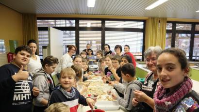 Bild: wrm
Beim Plätzchenbacken mit dem Frauenbund Neuhaus wurden zusammen mit den Kindern der Offenen Ganztagsschule 5,5 kg Teig zu Butterplätzchen und Engelsaugen verarbeitet.