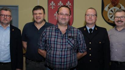 Bild: gf
Von links Bürgermeister Michael Göth, stellvertretender Kommandant Erwin Übler, Armin Buchwald, Kreisbrandinspektor Christoph Strobl und Feuerwehrvereinsvorsitzender Thomas Wiesent.