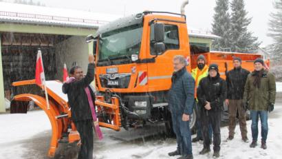 Bild: pi
Die Segnung durch Pfarrer Julius Johnrose verfolgen Bürgermeister Johann Maurer, Thomas Schaller, Markus Friedl, Tobias Dunkl und Geschäftsleiter Günter Gschwindler (von links).