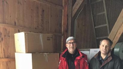 Bild: u
Zum vierten Mal beteiligt sich die Hirschauer Kolpingfamilie an der Schuh-Sammelaktion „Mein Schuh tut gut“. In der Sammelstelle türmen sich 760 Paare, die die Vorsitzenden Siegfried Schorner (links) und Lothar Meier paarweise sortieren und verpacken.