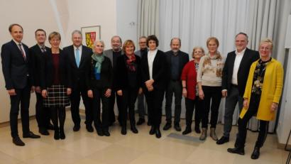 Bild: Hollederer, Christine
Einige Lehrer wurden bei der Feierstunde in den Ruhestand verabschiedet (von links): Schulrat Stephan Tischer, Schulamtsdirektor Gerald Haas, Schulamtsdirektorin Beatrix Hilburger, Landrat Richard Reisinger, Brigitte Köser (GS Auerbach), Heinz Lang (MS Kümmersbruck), Rita Schatz (GS Auerbach), Gerhard Knahn (GS Königstein), Cornelia Schießl (MS Hahnbach), Michael Zollinger (MS Hahnbach), Ruth Kappl (GS Kümmersbruck), Gerlinde Müller (GS Rieden), Wolfgang Wessely (MS Krötensee) und Personalratsvorsitzende Michaela Bergmann.