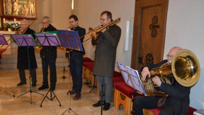 Bild: jr
Ein Teil des Evangelischen Posaunenchors mit Pfarrer Martin Schlenk an der Tuba (rechts).