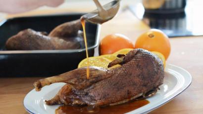 Bild:  Gabi Schönberger
Besonders knusprig landen die Enten auf dem Teller, wenn sie während des Bratens mit Fond bestrichen werden. Er bildet auch die Basis für die aromatische Sauce.