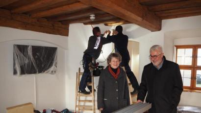Bild: krb
useumsleiterin Ursel Wiechert und Bürgermeister Rupert Troppmann (rechts) machen sich bei einem kurzen Rundgang durchs Museum ein Bild von den Arbeiten an der neuen Beleuchtung. Mit dabei war auch Museumsreferent Bernhard Knauer.