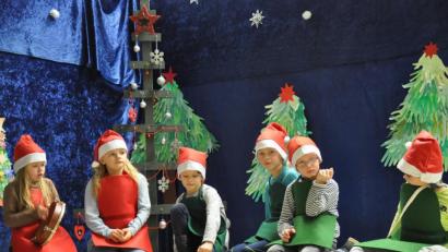 Bild: ak
Wie die Zwerge und Waldtiere zusammen Weihnachten feiern, zeigte die Klasse 1/1a in ihrem Stück.