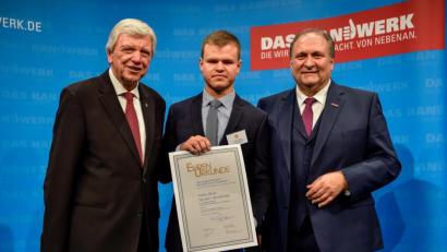 Bild: ZDH/Rüdiger Jeske/exb
Hessens Ministerpräsident Volker Bouffier (links) und Hans Peter Wollseifer (rechts), Präsident des Zentralverbandes des Deutschen Handwerks, gratulieren Stefan Blödt (Mitte) zu seinem Sieg auf Bundesebene.