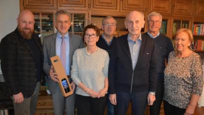 Bild: jr
80. Geburtstag feierte am Freitag Stefan Zeitler. Unser Bild zeigt einen Teil der zahlreichen Geburtstagsgratulanten, (von links) mit Holger Paschedag, Bürgermeister Roland Grillmeier, Lebensgefährtin Rita, Erhard Sommer, Jubilar Stefan Zeitler, sowie sein Bruder Ernst Zeitler mit Gattin Barbara.