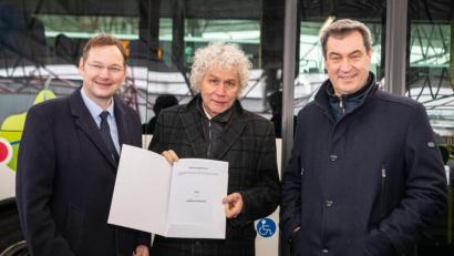 Bild: Matthias Merz, Bayerische Staatskanzlei/exb
Ministerpräsident Markus Söder (rechts) und Verkehrsminister Hans Reichhart (links) übergeben Landrat Wolfgang Lippert (Mitte) den Förderbescheid für den Landkreis Tirschenreuth.