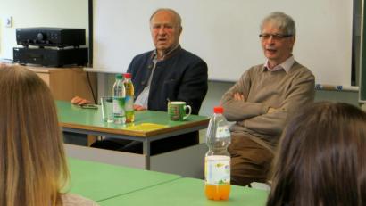 Bild: Hirsch
Auch mit bald 89 Jahren ist Altlandrat Hans Schuierer (links) mit Wolfgang Nowak regelmäßig in den Schulen unterwegs und diskutiert mit Jugendlichen, nicht nur über den WAA-Widerstand.