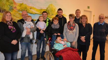 Bild: jr
Vorweihnachtliche Bescherung für zwei Familien durch den Kreisverband der Arbeiterwohlfahrt. Beide Familien wurden mit je 500 Euro für ihren selbstlosen Einsatz belohnt. Unser Bild zeigt (von links) Sabine Kirchmann (AWO), Onkel Heinz Schraml mit Lias, Steve Bauer mit Lina, Petra Zanner mit Tochter Sabrina (vorne), Pflegedienstleiter Michael König, Tochter Carmen, Jürgen Kirchmann (AWO), Kreisgeschäftsführerin Angelika Würner und AWO-Kreisvorsitzender Edwin Ulrich.
