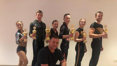 Bild: exb
Die drei erfolgreichen Quick-Feet-Paare und Pokalsieger beim ersten Turnier der Herbstsaison: (von links) Johanna Süß und Franz Rothballer, Antonia Schmid und Julian Minks, Anna und Lukas Kodalle mit ihrem Trainer Bernd Peter.