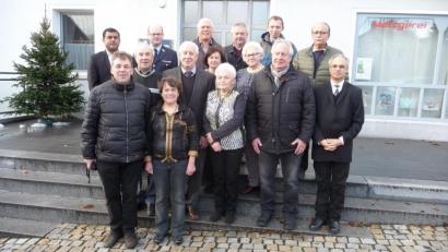 Bild: bk
Neben Ehefrau Rosa, Sohn, Schwiegertochter und drei Brüdern gratulieren Hermann Miedl (Dritter von links) auch Bürgermeister Ludwig Biller, Pfarrer Varghese Puthenchira, Pater Prince sowie Vertreter von Feuerwehr, KAB, Pfarrei, FC-Stockschützen und Siedlerbund.