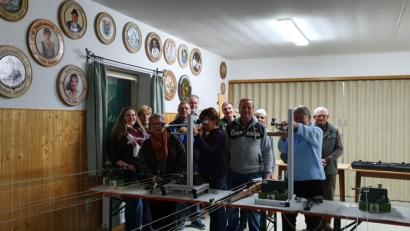 Bild: exb
Bei der Königsfeier testen die Edelweiß-Schützen das aufgelegte Schießen.