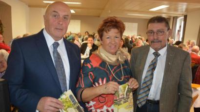 Bild: jr
Mit einem Präsent dankte Zweiter Bürgermeister Karl Busch (rechts) den beiden Seniorenbeauftragten der Stadt Waldershof, Carmen Altermann und Gerhard Weber.