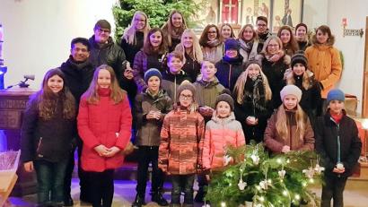 Bild: bsc
Pfarrer Joseph (Zweiter von links) spendete zusammen mit den Kirchenbesuchern am Ende eines nicht alltäglichen Ministranten-Gottesdienstes seinen Minis großen Applaus.