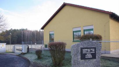 Bild: wro
Die Kläranlage bei Schönhaid wurde 1991 fertiggestellt und wird von drei Gemeinden genutzt. In den kommenden Monaten stehen Sanierungsarbeiten an.