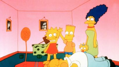 Bild: TM Twentieth Century Fox Film/ProSieben
"Die Simpsons" Lisa, Bart und Marge stehen hinter Vater Homer in einer Szene der ersten Staffel der Serie.