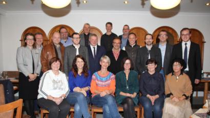 Bild: frd
Mit Frauenpower und einem Querschnitt durch alle Alters- und Berufsgruppen geht der CSU-Ortsverband in die Stadtratswahl 2020. Bürgermeisterkandidat Herbert Uschold (zweite Reihe, Vierter von links) freute sich über die zügige Wahl. Zu den Kandidaten gratulierte auch die CSU-Fraktionsvorsitzende im Kreistag, Martina Englhardt-Kopf (links).