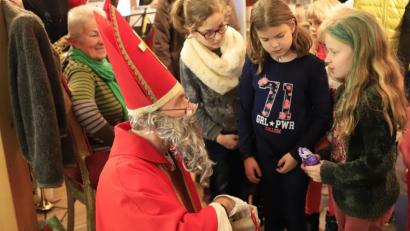 Bild: exb/Kurt F. Stangl
Der Hl. Nikolaus beschenkte die Kinder in der Stadtbücherei.