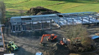 Bild: mef
Noch laufen Restarbeiten, dann ist Winterpause auf der Baustelle des neuen Flosser Feuerwehrhauses.