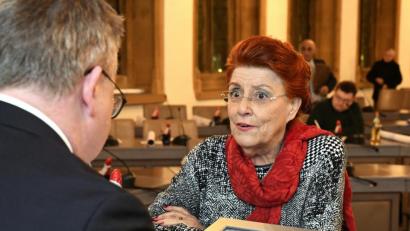 Bild: Petra Hartl
Oberbürgermeister Michael Cerny und das älteste Mitglied des Amberger Stadtrats, Emilie Leithäuser, hatten am Montag traditionell das letzte öffentliche Wort im Gremium