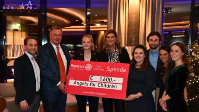 Bild: exb
Christian, Pauline und Bernice Engel (Zweiter von links, weiter von links) freuen sich über die Spende des Rotaract Club Weiden mit Präsidentin Carina Hindinger (Vierte von rechts) und weiteren Mitgliedern.