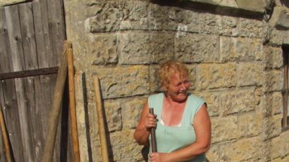 Archivbild: Dieter Dörner
Eine Hopfen-„Bäuerin“ in Illschwang mit einem sogenannten Hopfenstichel.