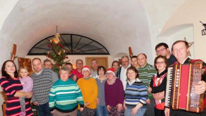 Bild: kro
Zur Adventsfeier für Menschen mit Behinderung lud Petra Sommer-Stark (links) zum "Kappl-Wirt" ein. Für die musikalische Umrahmung sorgte Alois Fischer (rechts).