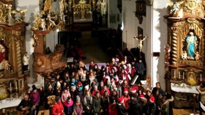 Bild: cr
Rund 100 Schüler gestalteten das elfte grenzüberschreitenden Weihnachtskonzert 2019 in der vollbesetzten Pfarrkirche der Stadt Stribro.