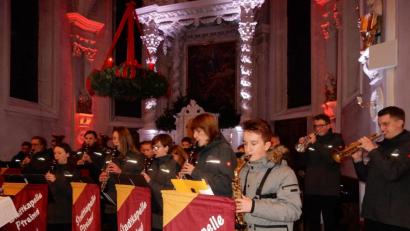Bild: hir
Die Stadtkapelle Pfreimd überzeugte ihr Publikum mit gefühlvollen vorweihnachtlichen Adventsklängen in der stimmungsvoll beleuchteten barocken Schmuzerkirche. Der langanhaltende Applaus des Publikums war ihnen dafür gewiss.