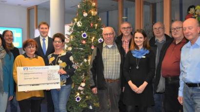 Bild: rgr
Spendenübergabe der Raiffeisenbank Oberpfalz NordWest eG durch Vorstand Thomas Keck (Vierter von links).