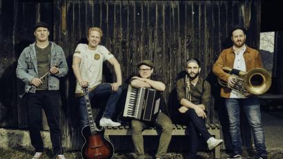 Bild: exb
Die „Fäaschtbänkler“ aus der Schweiz heizen am 13. November 2020 in der Nordgauhalle ein.