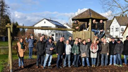 Bild: Birgit Singer-Grimm
Die CSU-Gemeinderatskandidaten zusammen mit interessierten Gästen auf dem Lengenfelder Spielplatz.