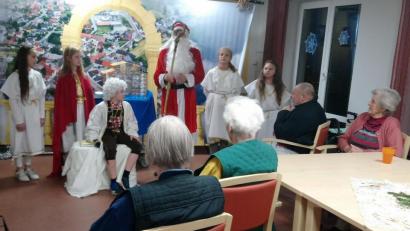 Bild: fjo
Ein vorweihnachtliches Stück zeigt die Jugendgruppe der "Dorfbühne" im Foyer des Seniorenheims und erfreut eine große Schar über alle Maßen.