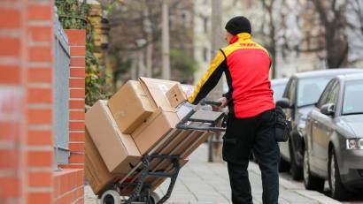 Bild: Jan Woitas/dpa
Die Deutsche Post DHL hatte zuletzt 2017 die Paketpreise angehoben; für einige Sendungsarten liegt die Anhebung sogar noch länger zurück.
