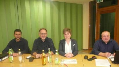 Bild: amö
Gaben den Bürgern Auskunft: Umut Begen und Günter Schwab vom Planungsbüro Zwick aus Weiden, Bürgermeisterin Sonja Meier und Geschäftsstellenleiter Anton Brand (von links).